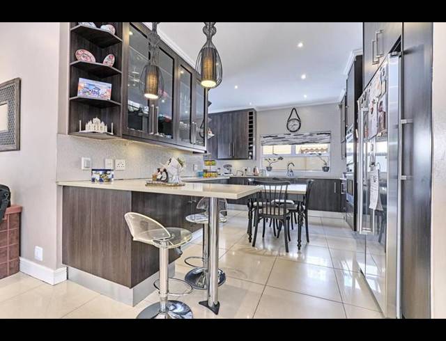 3 BEDROOM TOWNHOUSE FOR SALE IN OAKLANDS